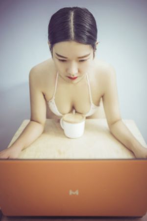 欧亚洲嫩模精品一区三区_4K高清迅雷在线观看